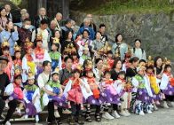 稚児行列、街なか華やかに　福島県三春町で花まつり