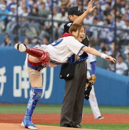 【スターダム】岩谷麻優「あぁ～！！」 始球式〝大暴投〟でハマスタ悲鳴