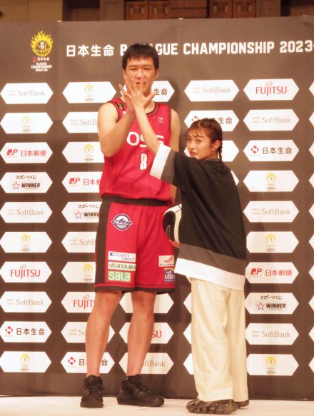 【バスケ】井上咲楽、バスケ選手の魅力は「目のどう猛さ」Ｂリーグ選手たちと会見に登壇