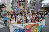 東京・渋谷で反戦行進　デザイナーや音楽家ら参加