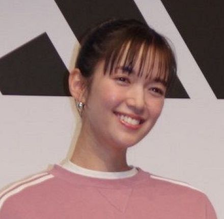 佐藤栞里、夏コーデでイチゴ狩り「甘くて美味しくて可愛くて満足満足」フォロワーは感激「いちごよりかわゆい」