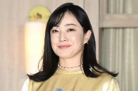 ＜今週のファッションチェック＞菅野美穂　スリット袖のゆったりワンピ×パールアクセで品よく