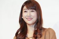 ＜安めぐみ＞妊娠中の井上和香が生後3カ月次女・萌歌ちゃんを抱っこ