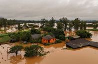 ブラジル南部で洪水の被害拡大、死者８３人に