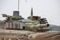 ロシア軍の「亀戦車」がまた進化、甲羅が二重化してますます巨体に