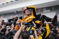 【F1】ランド・ノリス初優勝は8番目タイの遅い記録…万感の胴上げ「ついにやり遂げたんだ」「マクラーレンを信じてきて、その正しさを証明できた」