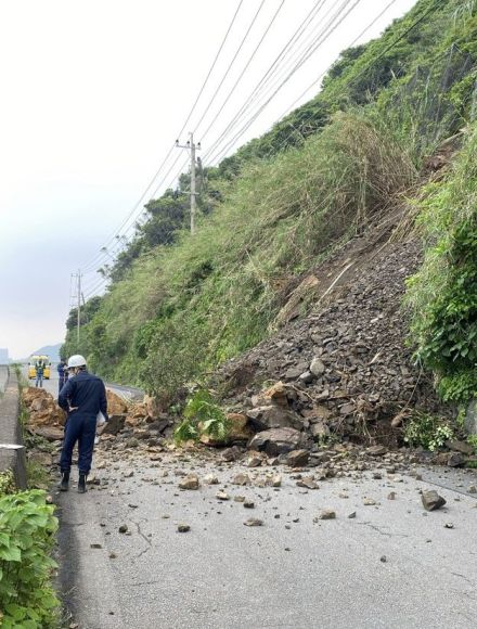 天草西海岸の国道で土砂崩れ 現場周辺が全面通行止め