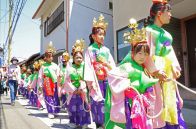 色鮮やかな稚児行列が街道練り歩く　釈迦の誕生祝い「花まつり」
