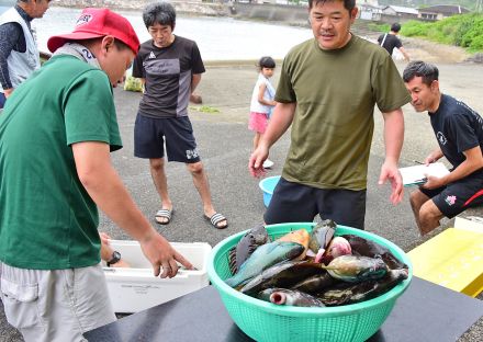 ファミリー釣り大会で交流　大和村大棚　20組参加、海岸清掃も