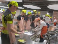 ニュージーランドの高校生が６年ぶりに日本訪問　大阪でチキンラーメン作りに挑戦