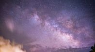 「サンゴ砂の道」と「天の川銀河」…5月にコスモス満開の島　鹿児島・与論島