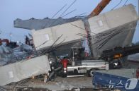 韓国の工事現場・引き上げ中の橋げた崩壊、作業員死亡