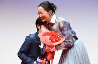【イベントレポート】「かくしごと」杏に中須翔真が花束のサプライズ「お母さんになってくれてありがとう」