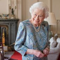エリザベス女王が「歯をむき出し」で大笑い！？生誕98年記念