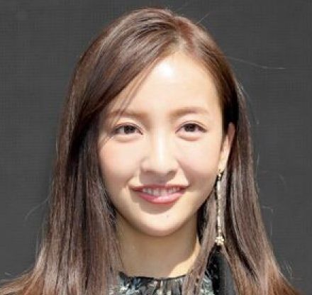 板野友美、２歳娘「ベビちん」の“顔出し”に騒然！「そっくり」「遺伝子が強すぎ！」「超絶美少女」