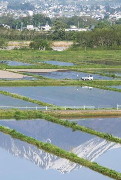 水面に北アルプス常念岳、田んぼに映る逆さまの世界は今だけの風物詩