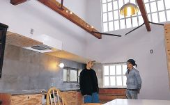 銅器の技生きる住宅完成　高岡の空き家改修　インテリアに着色銅