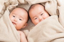 一卵性の双子ママ、赤ちゃんの見分けがつかなくなる。まさかの解決策が話題に（海外）