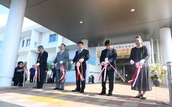 鹿児島県　知名町　新庁舎の開庁祝う　テープカット　「新しい歴史つくる」