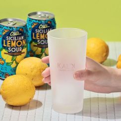 カルディ、グラスの中央にロゴをデザインした「レモンサワー＆グラスセット」発売