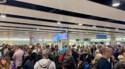 英国境管理システムに一時障害、技術的な問題で　空港に長蛇の列