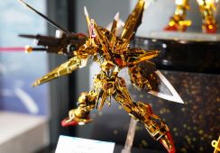 ＜機動戦士ガンダムSEED DESTINY＞オオワシ装備のアカツキがRGに　金の輝きを表現