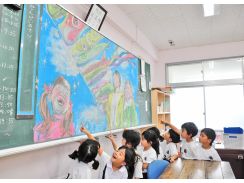 黒板アートに児童ら笑顔　奄美小学校　地元の中高生ら半日かけ制作