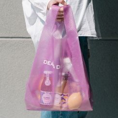 「ディーン＆デルーカ」が数量限定バッグを発売　樹脂素材のブルーベリーカラー