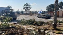イスラエル軍、ラファ検問所を掌握　国連は人道支援の遅れを懸念
