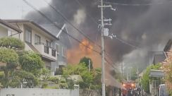 「爆発音…すごい勢いで炎上がっていた」住宅が燃える火事…電動工具のバッテリーから出火か　兵庫・川西市