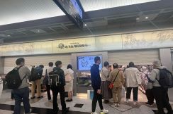 大阪駅に期間限定「駅鉄ショップ」、オープン前から並ぶ人も　同店最高額は４４万円のヘッドマーク