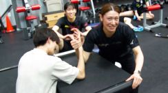 バレーボール女子日本代表がネーションズリーグ開催地・トルコへ  束の間の休息では“腕相撲”で真剣勝負
