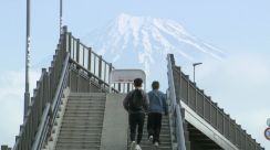 “富士山に登る階段”に外国人観光客が殺到　駐車違反・道路飛び出し・騒音に住民困惑　山梨だけではない…【静岡発】
