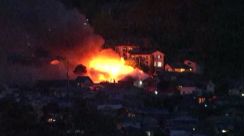 「煙突から屋根に火が移った」市街地に近い高台の住宅火災で一時騒然・発生から約9時間後に鎮火