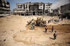 イスラエル軍撤収の病院で新たに集団埋葬地、４９遺体収容　ガザ保健省