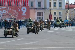 車両不足のロシア軍、新たな代替手段はオートバイ　無防備すぎて犠牲者続出