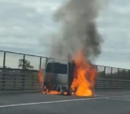 「走行中にボンネットから出火した」 道央自動車道の路肩で軽乗用車が