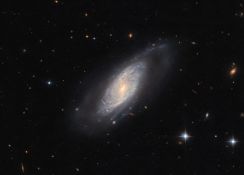 ハッブル宇宙望遠鏡が撮影した“うしかい座”の渦巻銀河「UGC 9684」