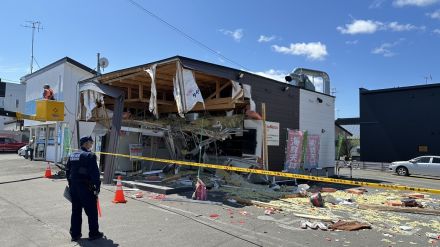 【速報】原因は「クシャミ」か…ダンプカーが営業中の弁当店に突っ込み 店が大破 