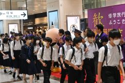 古都で修学旅行シーズン本格化、JR京都駅で熱烈歓迎
