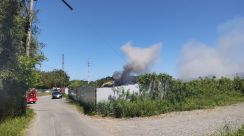 大分市内のリサイクル会社の敷地内で農機具などが燃える火災　延焼中　