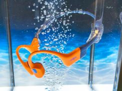 Shokz、泳ぎながら使えるBluetooth骨伝導イヤフォン。OpenFitの廉価版も
