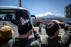 観光客殺到の富士山撮影スポット 「目隠し」設置工事に遅れ