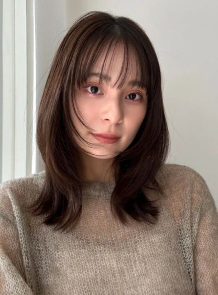 【大人のヘアカタログ】顔まわりのレイヤーがふんわり軽やか！ 小顔効果も抜群なくびれミディアムヘア