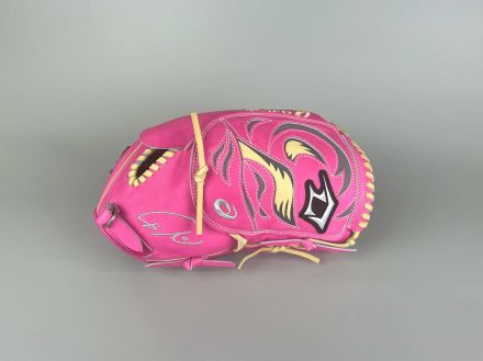 アシックスがダルビッシュ有と鈴木誠也の母の日仕様のピンクの野球用具を公開