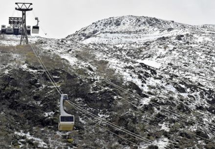 那須岳で5センチの積雪「GW中は半袖でいられたのに…まるで別世界」栃木・那須