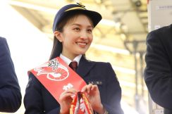 ＜ももクロ百田夏菜子＞新幹線の特別車掌に就任　制服姿でキリリ　エビのイヤリング×真っ赤なドレス姿も披露