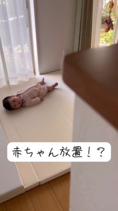 ママもパパも双子赤ちゃんのお世話で手が離せないときは……　赤ちゃんを見守る思わぬ“お姉ちゃん”が頼もしい