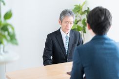 定年後は同じ会社で「再雇用」を選択したら、元部下が「上司」になって、思ったよりも働きにくい！ 別の会社に「再就職」のほうが良かったの？