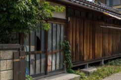 【Japan Data】全国の空き家900万戸！: 親が死んでも古い実家売却できず…